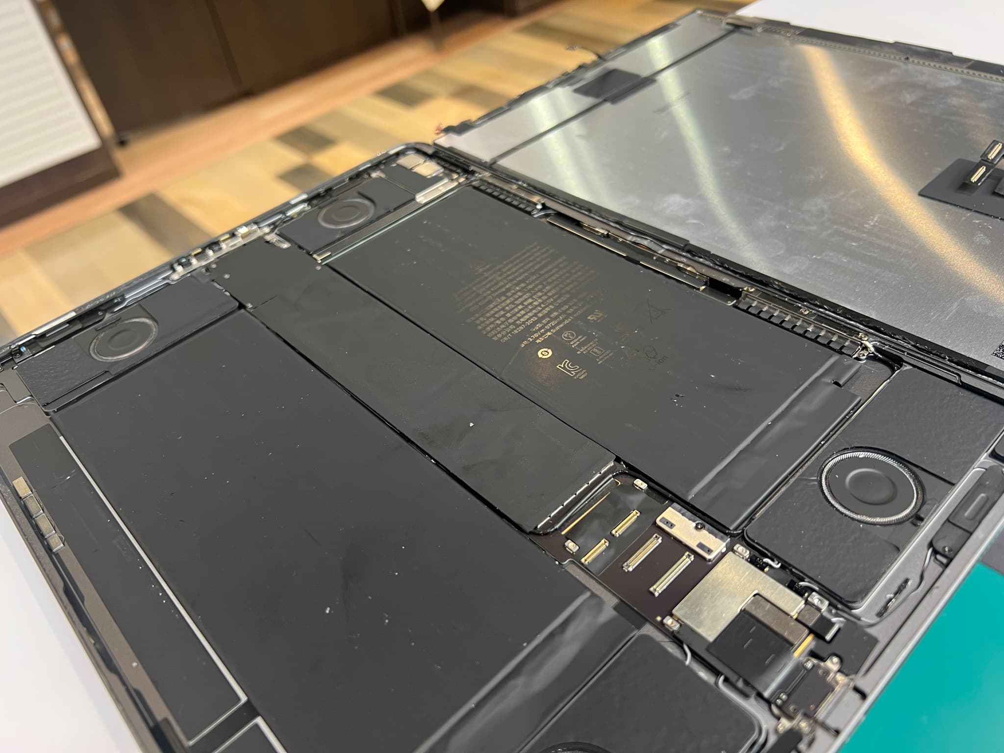 iPad Pro12.9 第3世代(2018)の画面がバキバキに！そんな修理もお任せ下さい！